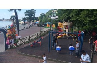 Sıcak Havadan Bunalan Vatandaş Soluğu Sahil Kenarlarında Aldı