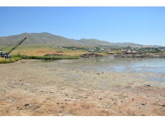 Varto’da Dipsiz Gölde Temizlik Çalışması