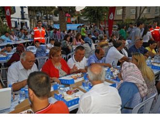 Konak Belediyesi’nden Bin Kişilik İftar Sofrası