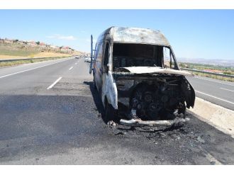 Kayseri’de Kargo Aracı Yandı