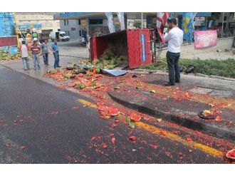 Yüzlerce Karpuz Yola Saçıldı