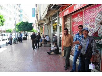 İşsiz Vatandaşların Pazarda Bekleyişi
