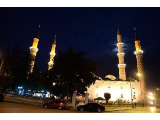 Üç Şerefeli Camii’nin Aydınlatma Çalışmaları Tamamlandı