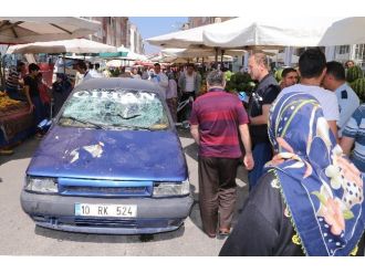 Otomobil Pazar Alanına Daldı, Şoför Linç Edilmekten Son Anda Kurtarıldı