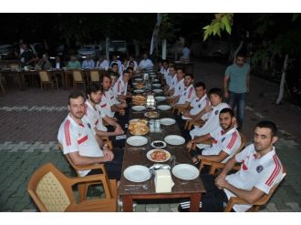 Başkan Çağlayan, Basketbolcularla Bir Araya Geldi