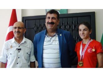 Dünya Şampiyonunu Cumhuriyet Altını İle Ödüllendirdi