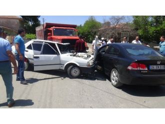 Kavşakta Durmayan Sürücü Kazaya Neden Oldu