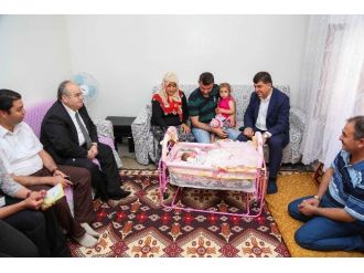 Fadıloğlu 20 Bininci Bebeği Ziyaret Etti
