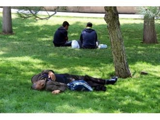 Sıcak Havadan Bunalan Vatandaşlar Ağaç Gölgelerinde Serinledi