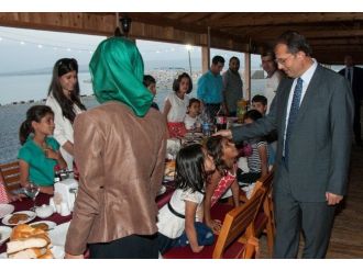 Vali Taşyapan, Çocuklarla Birlikte İftarını Açtı