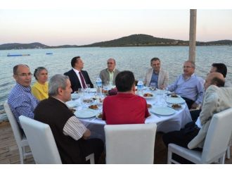 Komili, Zeytin Ve Zeytinyağı Sektörünü Ayvalık’taki Geleneksel İftar Yemeğinde Buluşturdu