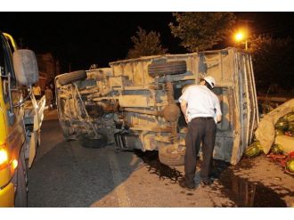 Diyarbakır’da Karpuz Taşıyan Kamyonet Devrildi:3 Yaralı