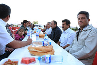 Afşin Belediyesi Mahalle İftarlarında Sevin Grubu İle Buluştu