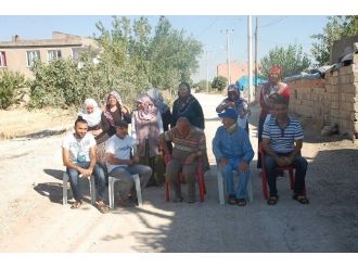 Tozlu Yolda, Sandalyeli Oturma Eylemi