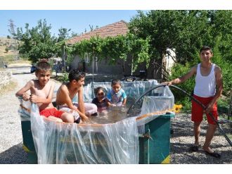 Çocuklar Çapa Motorunu, Havuz Yaptı