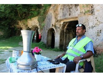 30 Yıldır Gönüllü Manastır Bekçiliği Yapıyor