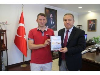 Yazar Aydemir, Vali Fidan’a Kitabını Hediye Etti