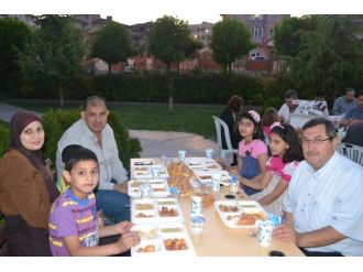 Muhtardan Mahallenin Delikanlılarına İftar