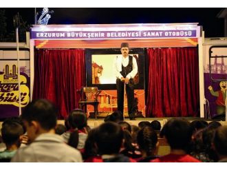 Sekmen: “Tiyatro İle Geleneksel Kültürümüzü Yaşatıyoruz”