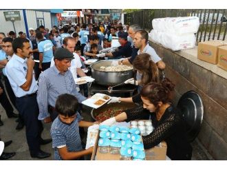 Büyükşehir Belediyesi Çadırında Hergün 2 Bin Kişi İftar Açıyor