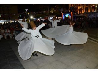 Minik Semazenler İzleyenleri Büyüledi