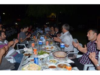 Ak Parti Yönetimi Basınla İftarda Buluştu