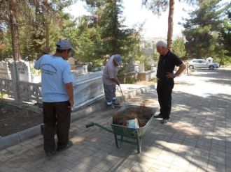 Korkuteli’de Mezarlıklara Bayram Bakımı