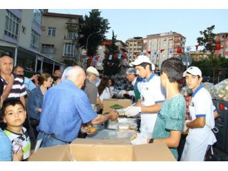 Kartal Belediyesi Sokak İftarları İle Halkı Buluşturuyor