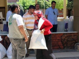 Memur-sen’den Suriyelilere Yardım