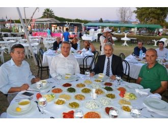 Kuşadası’nda Kadıkalesi Muhtarlığından İftar Yemeği