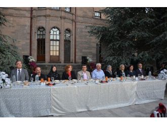 Vali Düzgün, İftar Sofrasında Toplumun Değişik Kesimlerinden Vatandaşlar İle Bir Araya Geldi