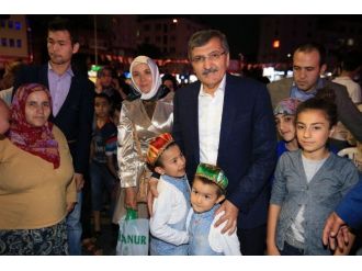 Zeytinburnu’nda Binlerce Göçmen İftar Sofrasında Buluştu