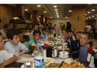 Ak Parti Bayburt Gençlik Kolları Çocuklarla İftarda Buluştu