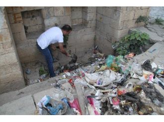 Vatandaşlar Tarihi Çeşmeyi El Birliğiyle Temizlediler