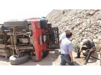 Devrilen Kamyonda Sıkışan Sürücüyü İtfaiye Kurtardı