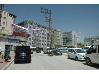 Yol Ortasında Kalan Direkler Kaldırılacak