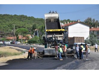 Ayvalık Belediyesi Yollara Sıcak Asfalt Yapıyor