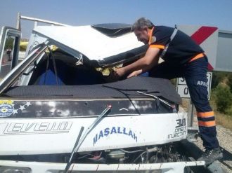 Elazığ’da Lastiği Patlayan Kamyonet Kaza Yaptı: 3 Yaralı