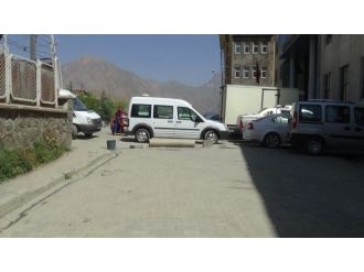 Tozdan Rahatsız Olan Esnaflar Yolu Kapattı