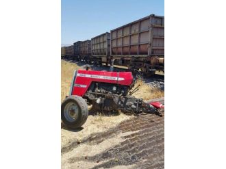 Trenin Çarptığı Traktör İkiye Bölündü: 1 Yaralı