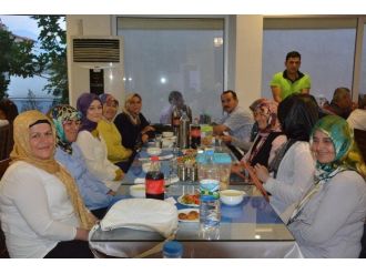 Ak Partinin İftar Yemeğine Yoğun İlgi