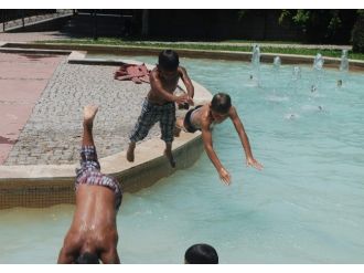 Sıcaktan Bunalan Çocuklar Süs Havuzlarına Akın Etti