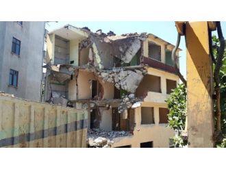 Yol Genişletme Çalışması Kapsamında Bina Yıkımını Gerçekleştirildi