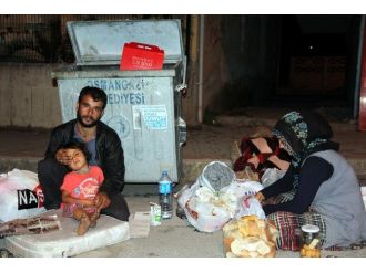 Çöpten Yemek Toplayarak Yaşıyorlar