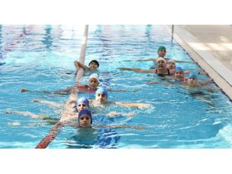 Muratpaşa’da Bin 800 Çocuğa Yüzme Dersi Veriliyor