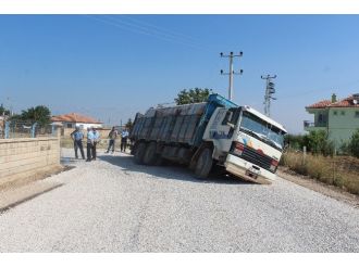 Su Tankeri Çöken Yola Gömüldü