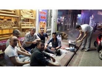 Fırıncılar Sokakta İftar Yapıyor