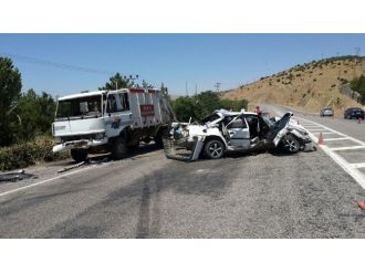 Çöp Aracına Çarpan Otomobil Hurdaya Döndü: 1 Yaralı