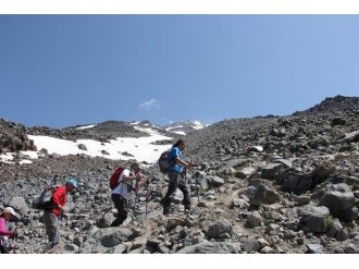 Adilcevaz Bayrağı Ağrı Dağı Zirvesinde Dalgalandı