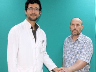 Doktoruna, Dikilen Kolu İle El Uzatarak Teşekkür Etti